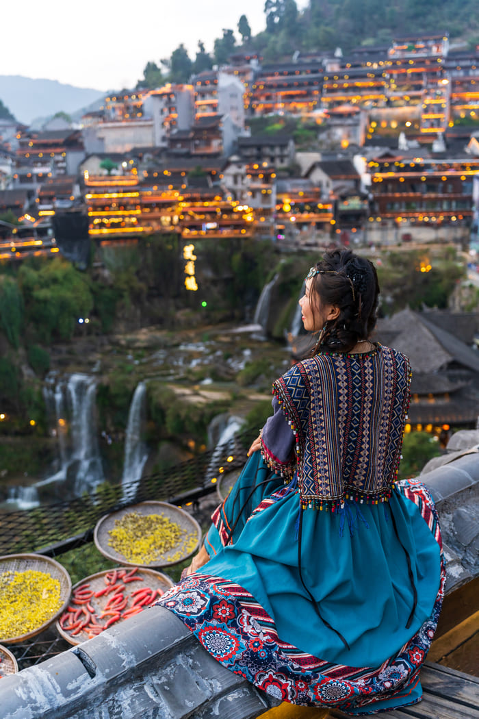 mujer viendo la ciudad lijiang
